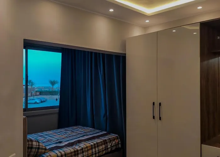 فى المركز السياحى *
